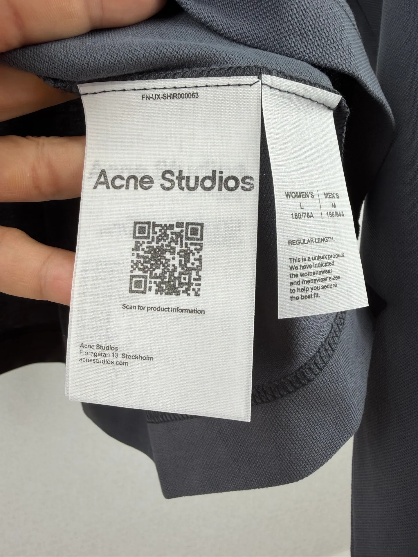 ACNE Studios embroidered logo long-sleeved T-shirt. Customized matte luxury piqué cotton. The texture is dense, soft and skin-friendly. The misty night black is the keynote. The delicate texture is smudged with luxurious soft light. The iconic embroidered logo is engraved on the chest. The same logo on the hem is exquisitely echoed. The minimalist silhouette hides high-level recognition. It has both eye-catching tension and noble texture. It perfectly interprets the Scandinavian minimalist style. Unlock the code of street luxury trends. Process 1: Use imported machine embroidery technology. Use advanced computer control systems and precision mechanical components to realize Acne Studios logo work. High precision. Smooth and delicate lines. Process 2: The fabrics have been fermented and washed. The texture is better. Not easy to deform. Not easy to shrink. Not easy to fade. Maintain long-term beauty. Accessories: Customized 1:1 Acne trademark. Version: loose version. Size: S M L XL.